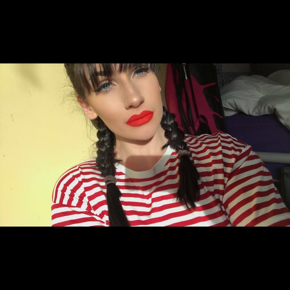 Meet your Posher, Caitlin